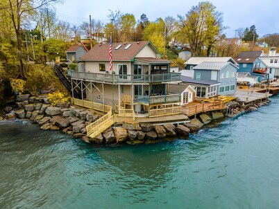 Sea Breeze Lakefront Cottage Steps to Hiking, Beach, Boat launch, Amusement Park