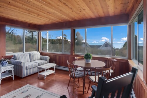 Beautiful Bayview 3 bedroom, 3 bath home / walking distance to beach.  Sleeps 9.