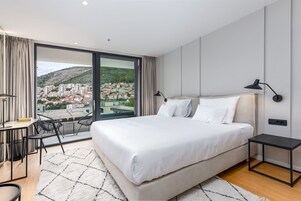 Quarto casal superior, 1 cama King | Roupas de cama premium, escrivaninha, espaço de trabalho para notebook