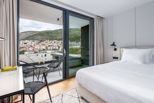 Quarto casal superior, 1 cama King | Roupas de cama premium, escrivaninha, espaço de trabalho para notebook