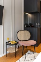 Quarto casal superior, 1 cama King | Roupas de cama premium, escrivaninha, espaço de trabalho para notebook