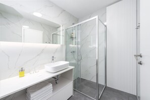 Deluxe Double Room, City View | Bathroom | Shower, free toiletries, hair dryer, towels - City Residences (Dubrovnik)