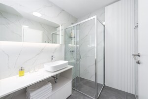 Quarto casal luxo, vista para a cidade | Banheiro | Chuveiro, produtos de toalete grátis, secador de cabelo