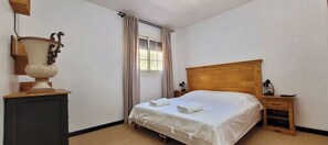 5 bedrooms, WiFi, bed sheets