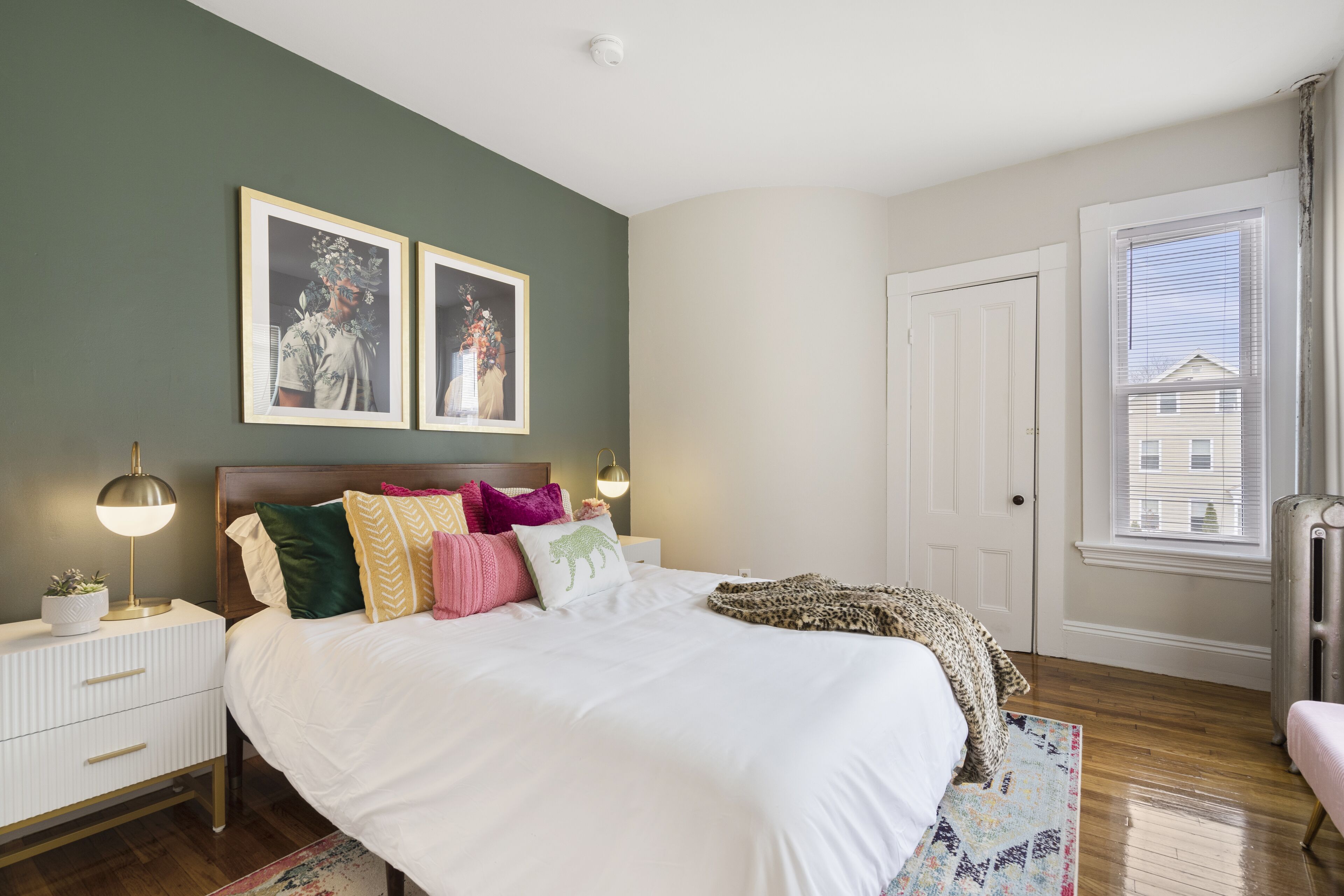 NEW Artful Escape • 2BR Apt Minutes to Salem, Beach and Train to Boston