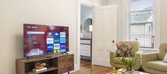 Artful Escape • Minutes to Salem, Beach and Train to Boston • Private Parking