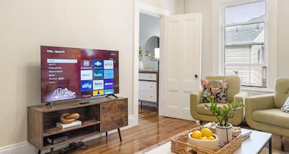 Artful Escape • Minutes to Salem, Beach and Train to Boston • Private Parking