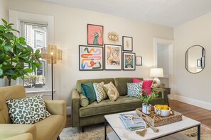 Smart TV - Artful Escape • Minutes to Salem, Beach and Train to Boston • Private Parking (Beverly)