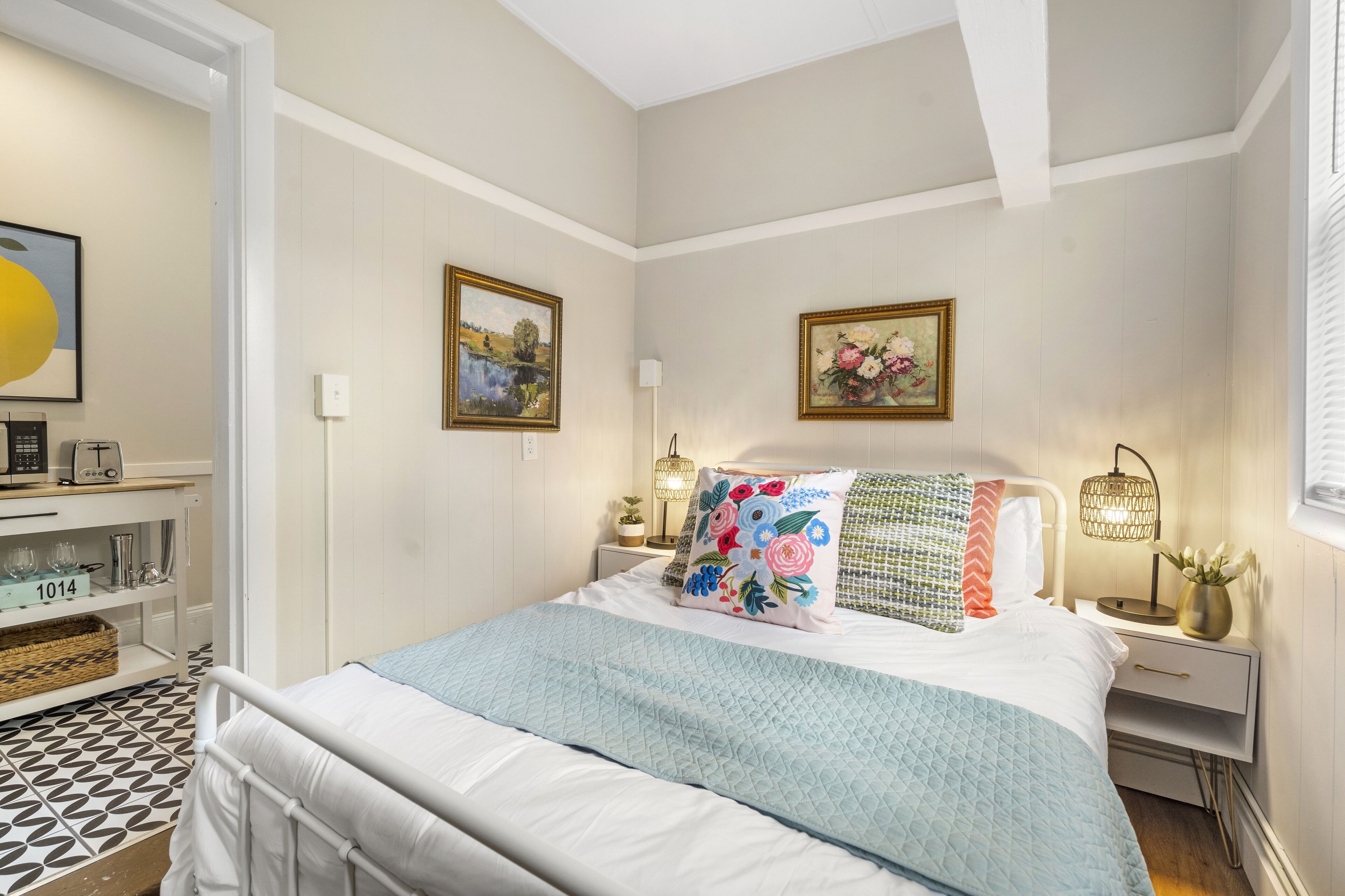 NEW Artful Escape • 2BR Apt Minutes to Salem, Beach and Train to Boston