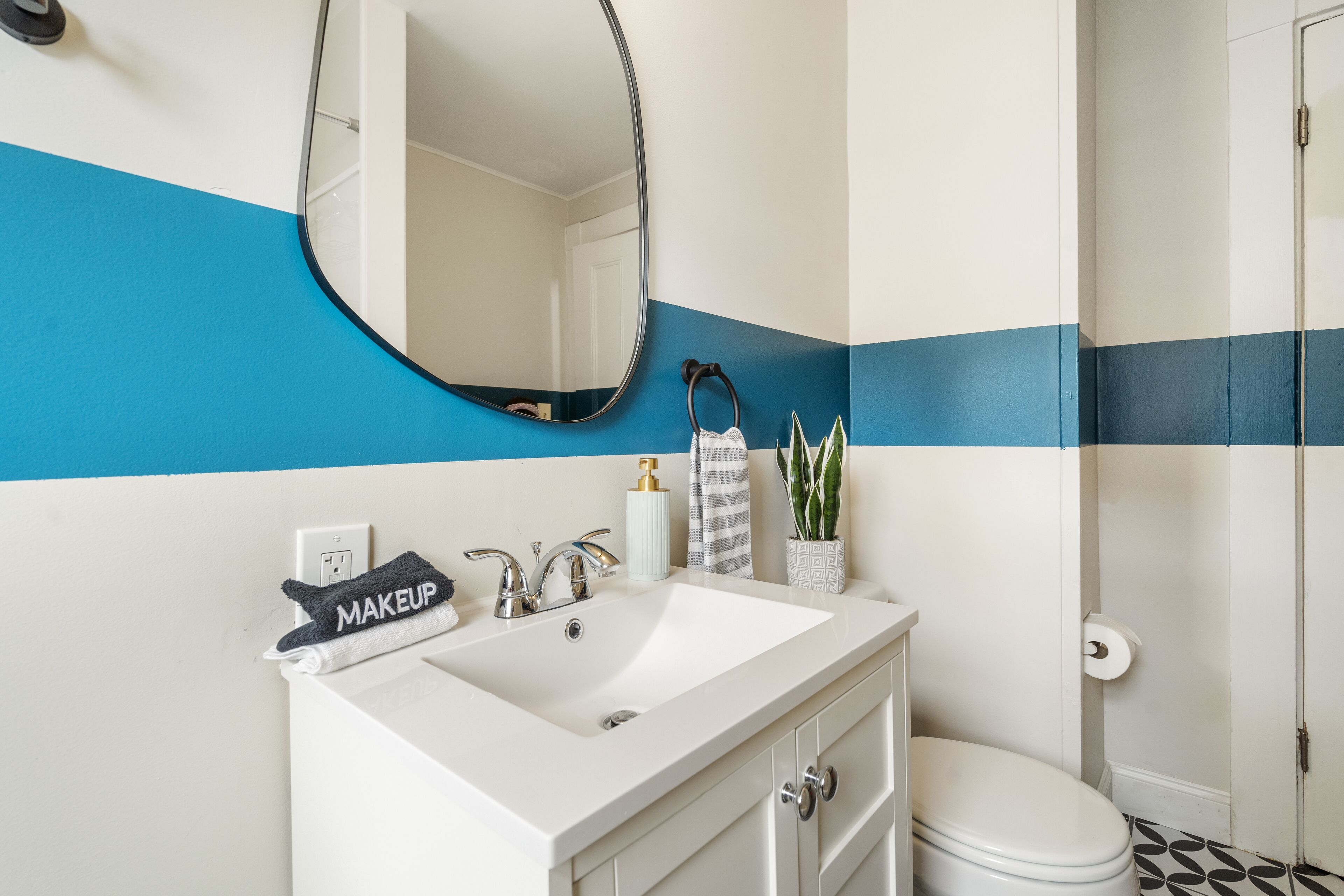 NEW Artful Escape • 2BR Apt Minutes to Salem, Beach and Train to Boston