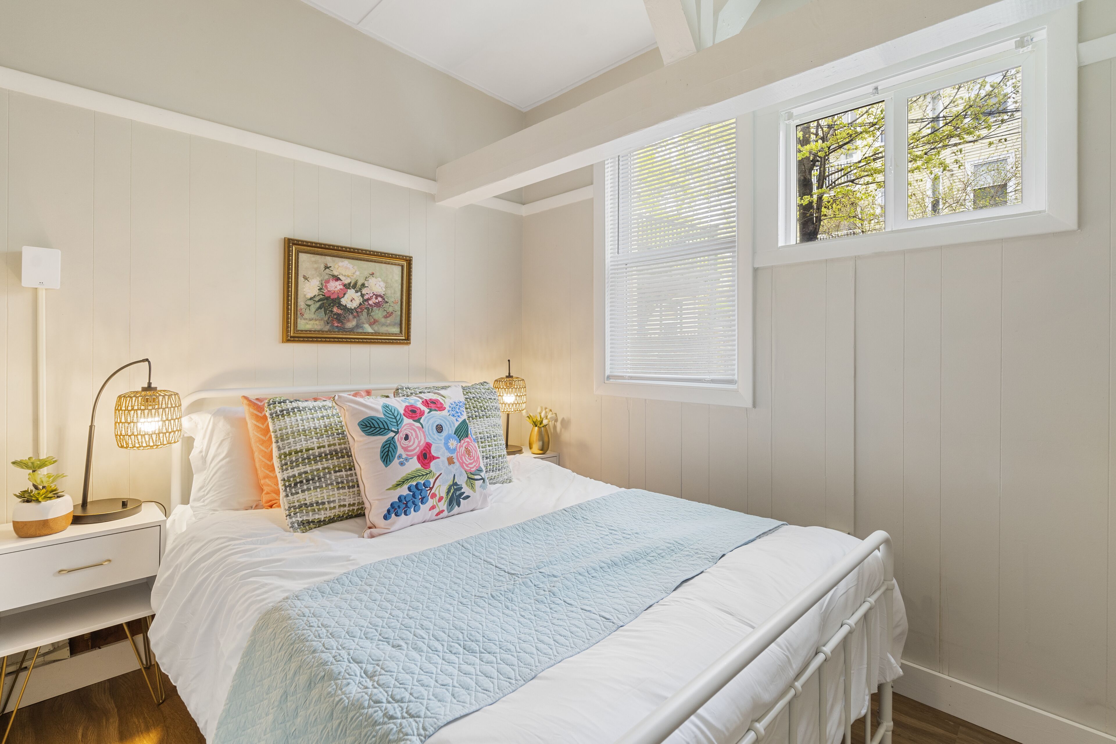 2 chambres, bureau, fer et planche à repasser, lit parapluie