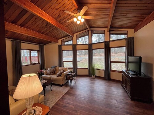 Secluded Getaway - Entire House; free parking; fully furnished kitchen