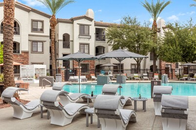 CozySuites Glendale by the stadium w/ pool! 06