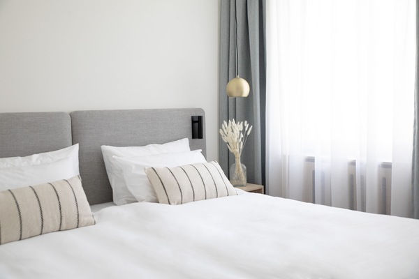 Schreibtisch, laptopgeeigneter Arbeitsplatz, schallisolierte Zimmer