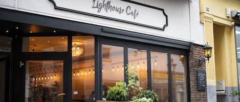 Desayuno con opciones de la cocina local diario (EUR 14 por persona)
