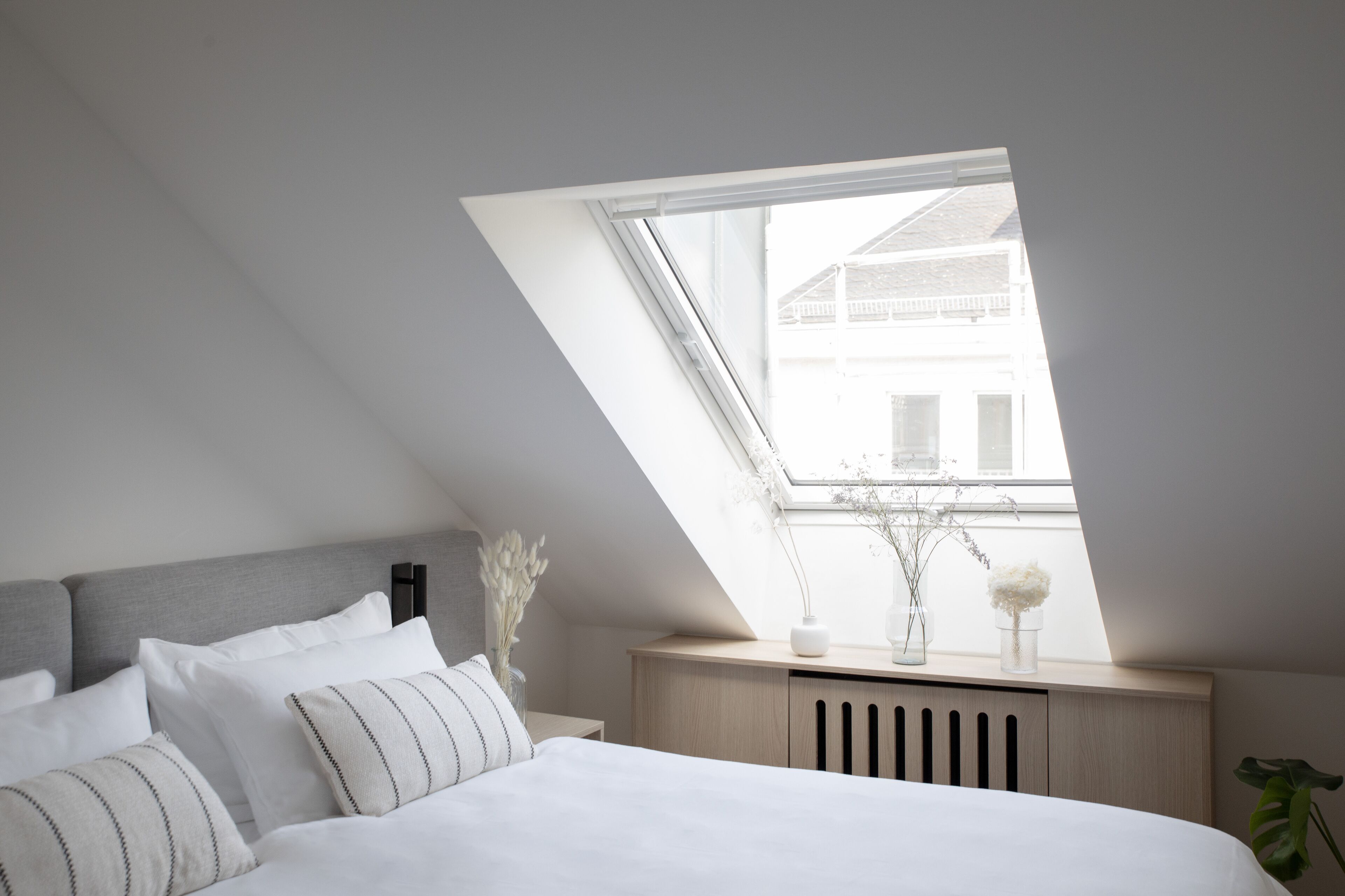 高级开间 | 办公桌、笔记本电脑工作区、隔音、熨斗/熨衣板