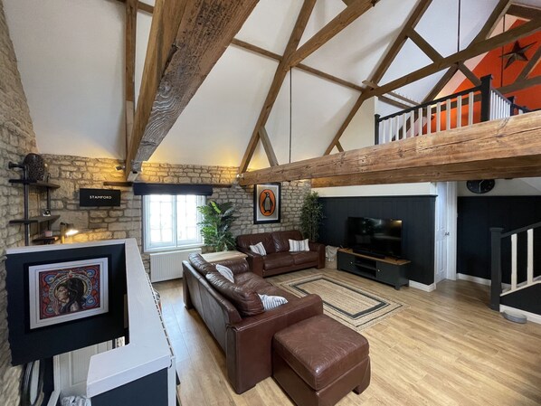Smart TV - Luxury 3 Bedroom Loft Apartment - Central Stamford (Stamford)