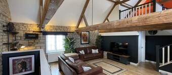 Luxury 3 Bedroom Loft Apartment - Central Stamford