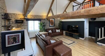 Luxury 3 Bedroom Loft Apartment - Central Stamford