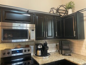 Réfrigérateur, four à micro-ondes, un four, surface de cuisson