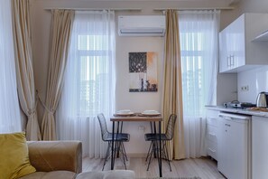 Mini-fridge, microwave, electric kettle, cookware/dishes/utensils - AZAD HOMES ÇİMEN 99 (Istanbul)