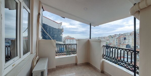 Economy Apartment III | Terrace/patio