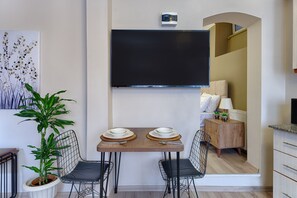 Standard Apartment I | Área de estar | Smart TV 55 polegadas com canais digitais, TV