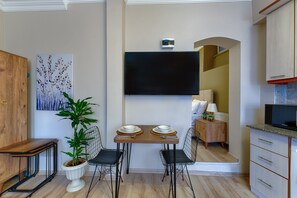 Standard Apartment I | Living area | 55-inch Smart TV with digital channels, TV - AZAD HOMES ÇİMEN 99 (Istanbul)