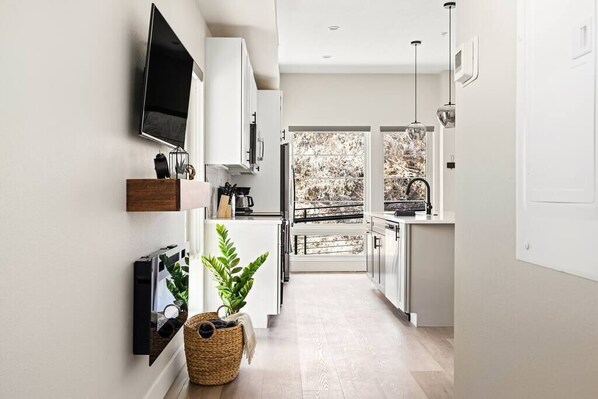 Réfrigérateur, micro-ondes, four, plaque de cuisson