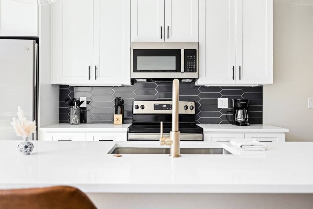 Horseshoe Hideaway, Luxe Studio 1 Block to Main St