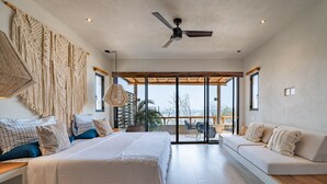 Une chambre moderne avec un grand lit, un canapé et un balcon offrant une vue agréable.