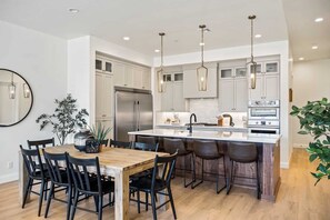 Dining - Family Tides: Desert Color Lagoon + Beaches (St George)