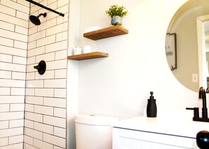 Dusche, Haartrockner, Handtücher, Seife