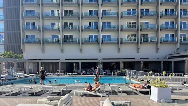 Ein Poolbereich auf dem Dach mit Liegestühlen und einem Schwimmbecken.
