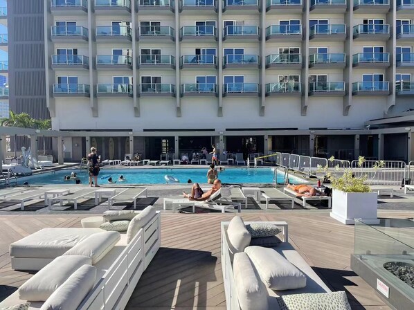 Een buitenzwembad en een verwarmd zwembad