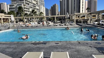 Alberca al aire libre y alberca climatizada