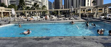 Een buitenzwembad, een verwarmd zwembad