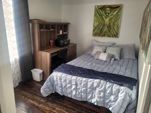 3 bedrooms, desk, iron/ironing board, WiFi