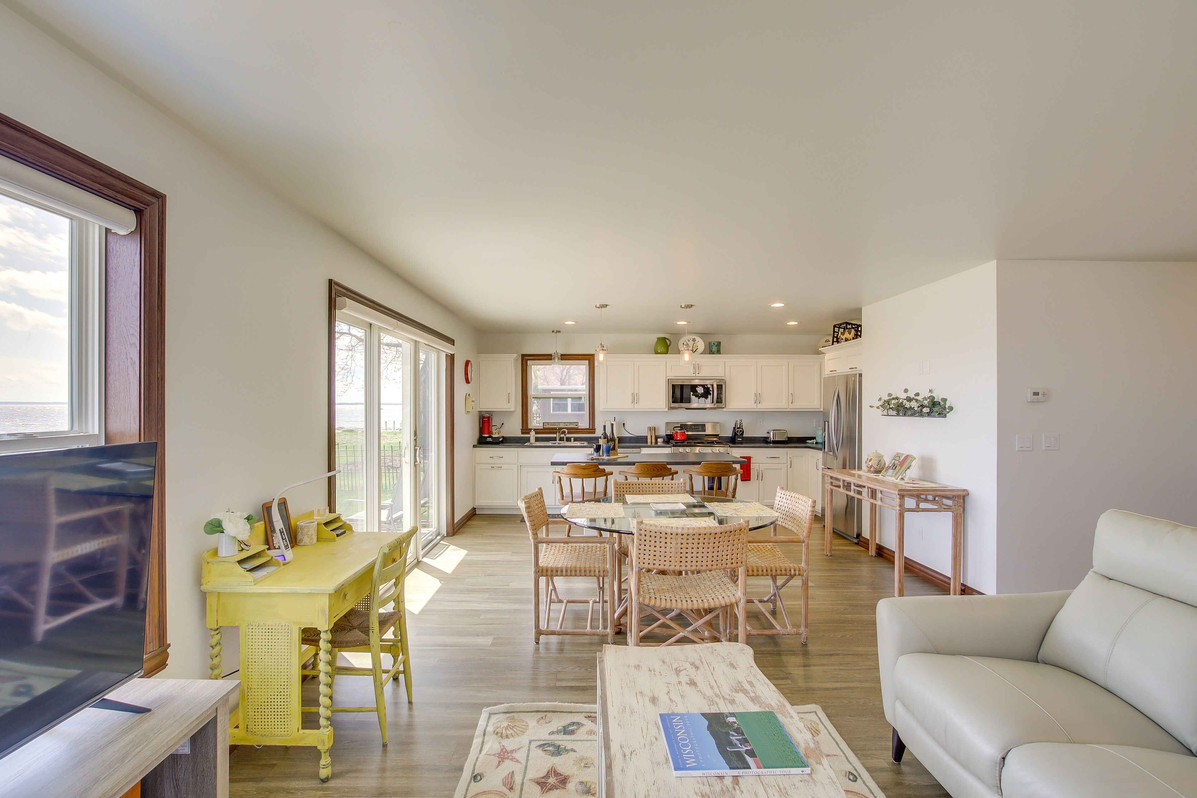 ‘La Petit Maison’ - Lakefront Oshkosh Home!