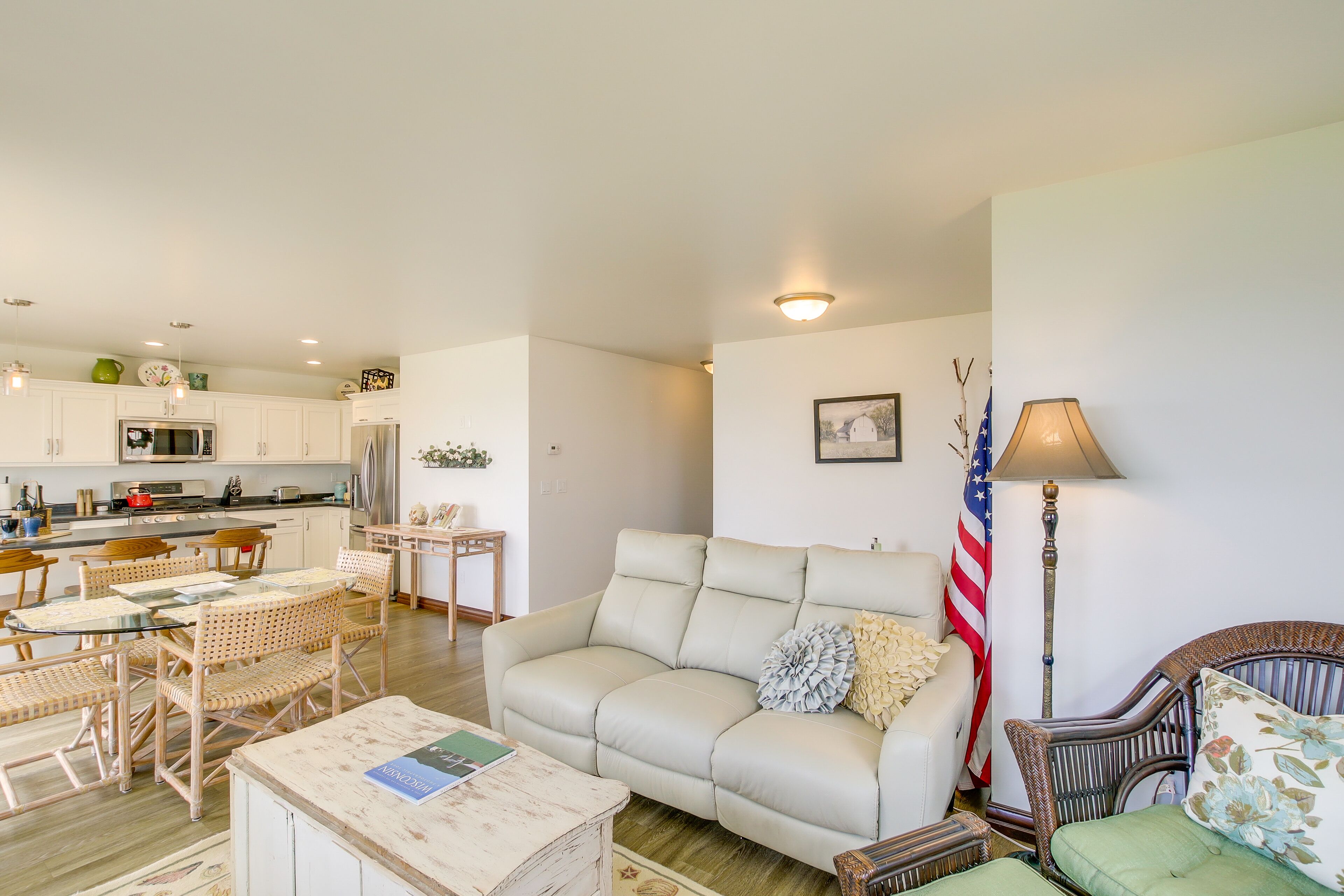 ‘La Petit Maison’ - Lakefront Oshkosh Home!