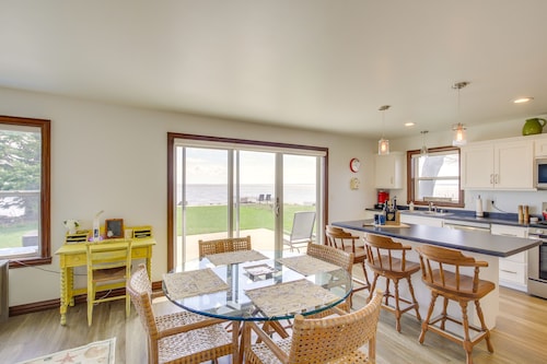 ‘La Petit Maison’ - Lakefront Oshkosh Home!