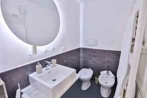 Superior Double Room | Bilik Mandi | Pengering rambut, selipar, bidet, tuala disediakan 