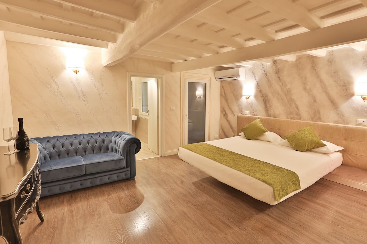 Deluxe suite | 1 slaapkamer, Italiaanse Frette-lakens, luxe beddengoed