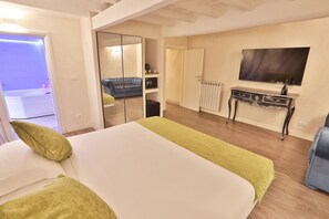 Deluxe Suite | Cadar Frette Itali, peralatan tempat tidur premium, gebar bulu kapas 