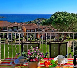 Outdoor dining - Apartment Cap Esterel sea view with reversible air conditioning (Saint-Raphaël)
