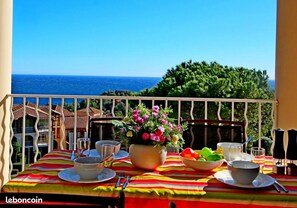 Outdoor dining - Apartment Cap Esterel sea view with reversible air conditioning (Saint-Raphaël)