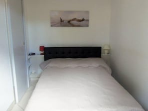 1 chambre, fer et planche Ă repasser, lit parapluie