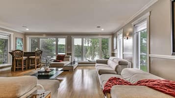 TV, lareira, pebolim, aparelho de som