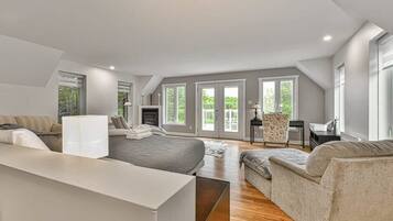 2 bedrooms, desk, iron/ironing board, travel cot