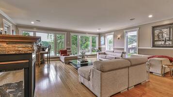 Télévision, cheminée, baby-foot, chaßne hi-fi